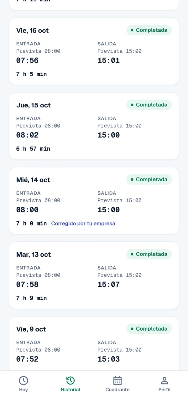Historial del trabajador en la app, con un día marcado como corregido por la empresa.